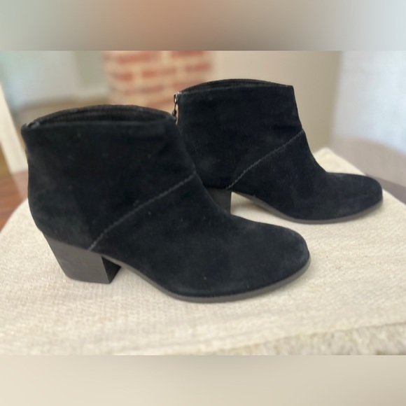 Toms Leila Suede Bootie Size 8.5 Black Preppy Leather Block Heel Hipster Winter - Picture 2 of 11